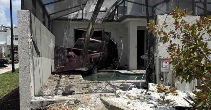 La policía de Orlando investiga después de que un camión se estrellara contra una vivienda; 1 persona herida