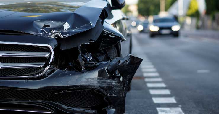 Las autoridades responden a un accidente en Front Beach Road