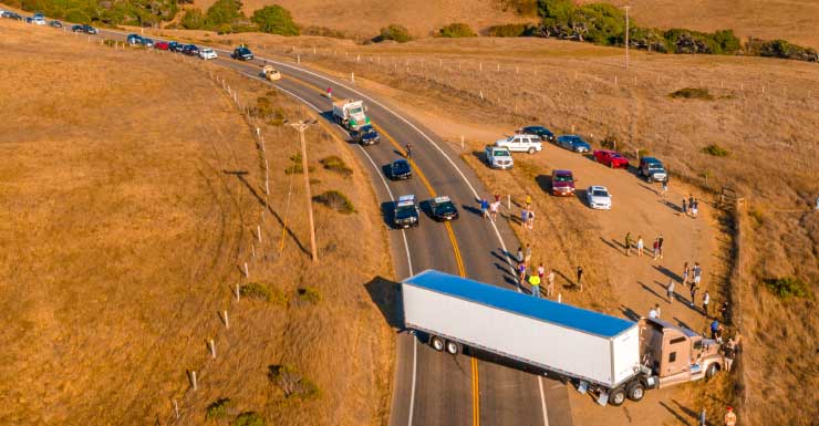 Madera se derrama sobre una carretera de Maitland tras volcadura de camión