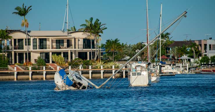 Testigos hablan después de que un accidente de bote dejara a 2 personas con heridas leves y dañara otras embarcaciones en una marina de Fort Lauderdale