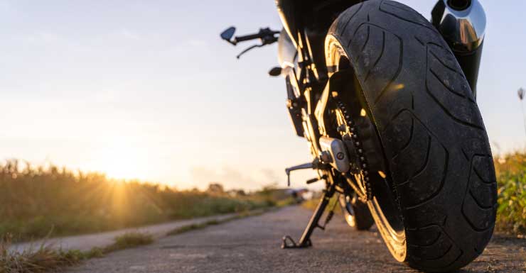 Tres heridos en accidente de motocicleta en Thomas Drive