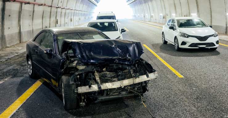 Tres hospitalizados tras caer un auto casi 30 pies desde un paso elevado de la I-95 en el condado de St. Lucie