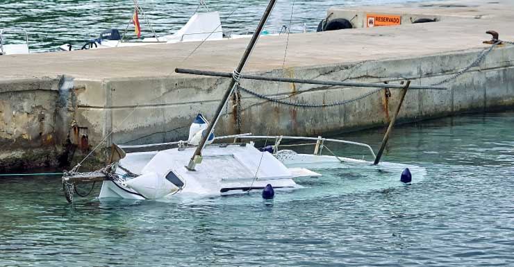 Tres personas rescatadas después de que un choque entre embarcaciones volcara un pontón en el río St. John’s