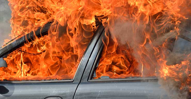 Un auto se incendia en el estacionamiento de una plaza en Alico Mission Way, condado de Lee