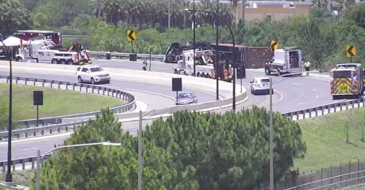 Un camión volcado cerró la rampa de acceso de la I-4 hacia la Florida Turnpike en Orlando