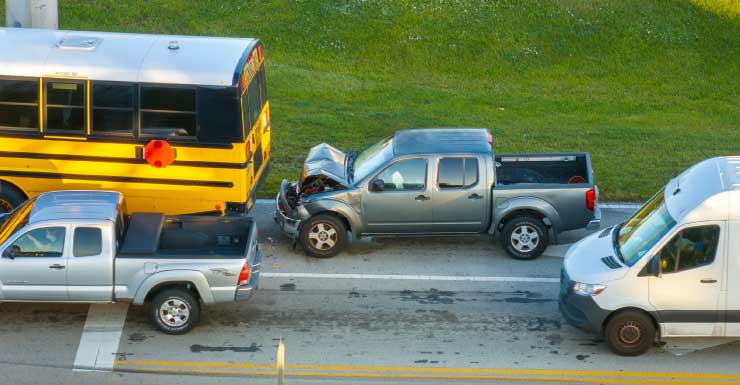 Un muerto en choque entre pickup y autobús escolar en el condado de Marion, según la FHP