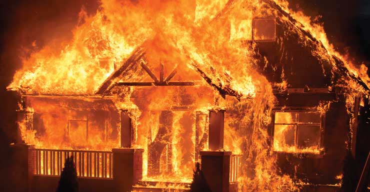 4 personas y 3 perros salen ilesos tras incendio en una choza tiki que se extendió a una vivienda en Fort Lauderdale