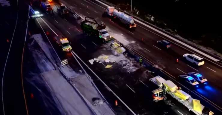 Accidente en Sawgrass Expressway provoca gran derrame de paneles de yeso y cierre de carriles en dirección sur, dice FHP
