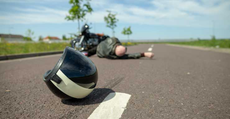 Accidente en el puente Three Mile equipos de emergencia y conductores ayudan a motociclista gravemente herido