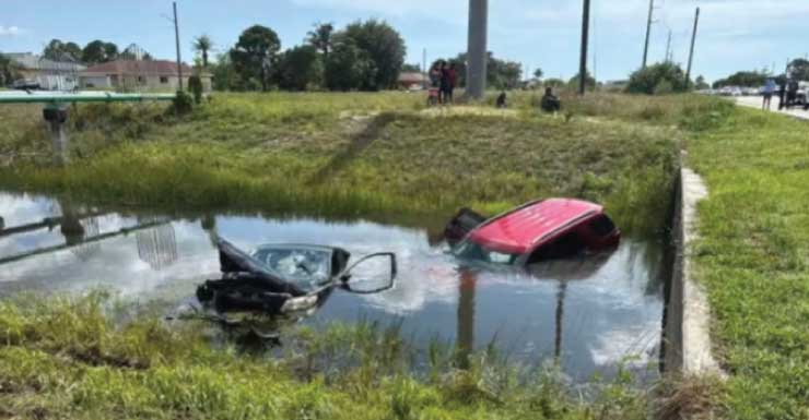 Accidente vehicular en Lehigh Acres envía dos automóviles a un canal en Lee Boulevard