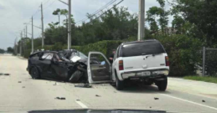 Adolescente pasajero de un Tesla muere en accidente en Summit Boulevard que involucró un camión volquete