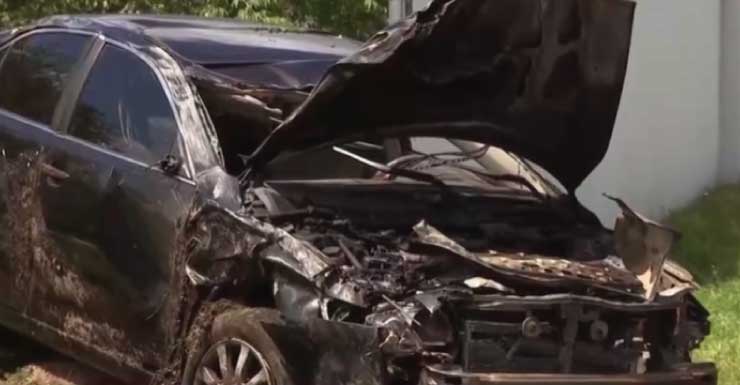 Al menos una persona resultó herida después de que un automóvil volcara y se estrellara contra una cerca cerca de una vivienda en Cape Coral