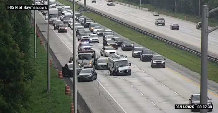 Alerta de tráfico Accidente de varios vehículos bloquea dos carriles de la I-95 Norte en Baymeadows Road
