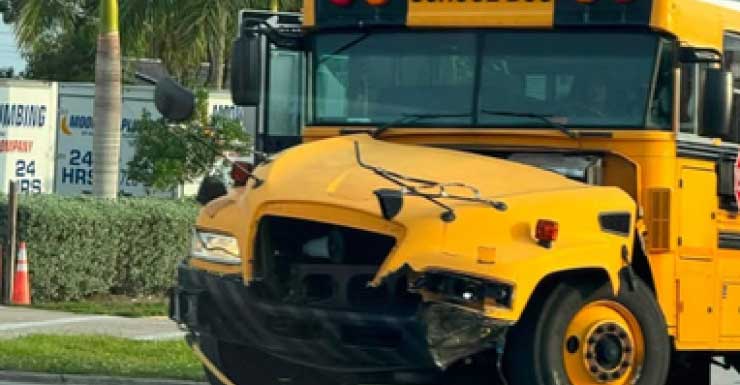 Autobús escolar involucrado en accidente cerca de Bayshore Elementary en North Fort Myers