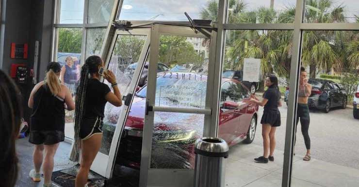 Automóvil se estrella contra las puertas principales de un gimnasio en Cape Coral; no se reportan heridos