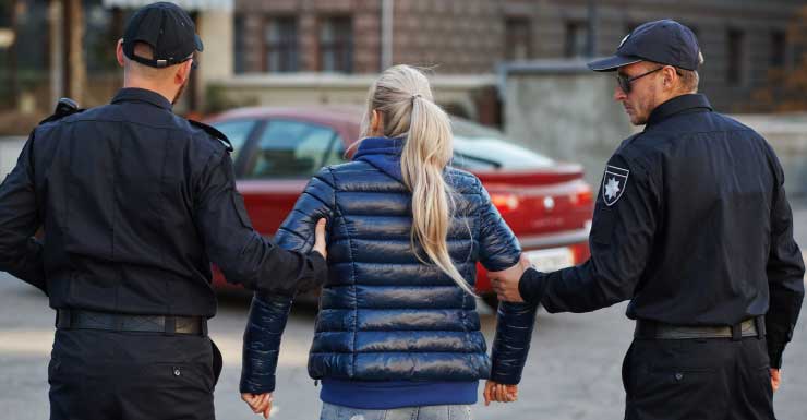 Autoridades de Florida dicen que un bebé tenía 10 posibles huesos rotos en un caso de abuso “lleno de engaños”