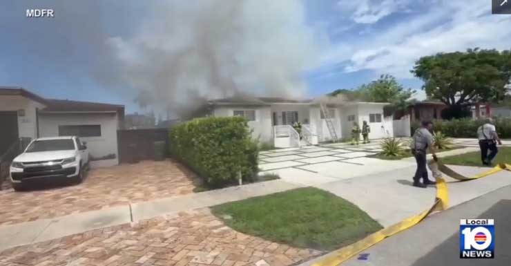 Bomberos combaten incendio en una vivienda de Westchester.