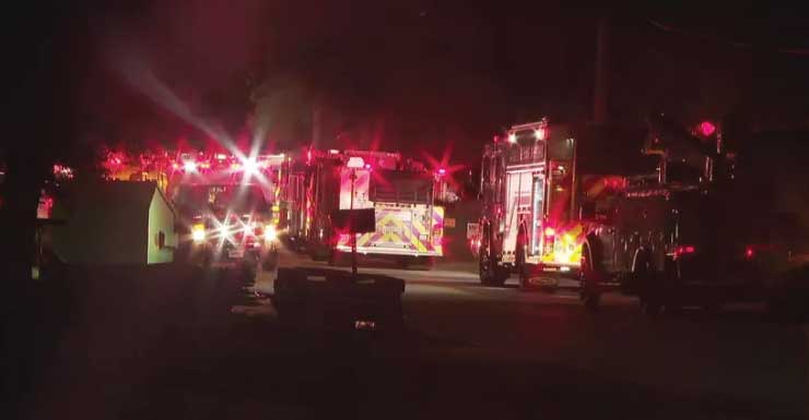 Bomberos combaten un gran incendio en un almacén industrial en Pinellas Park
