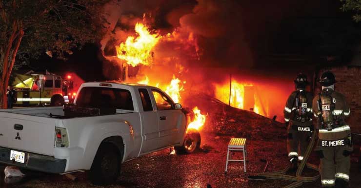 Bomberos del Distrito de Midway combaten incendio en una vivienda de Gulf Breeze; residentes desplazados y un perro muere