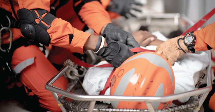 Bomberos rescatan a un hombre de una casa en llamas en Wimauma