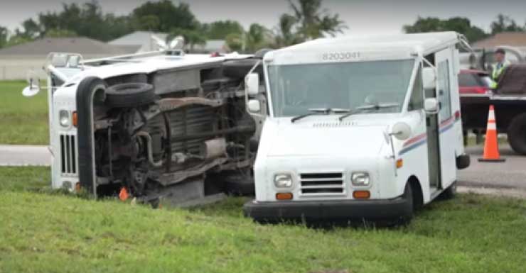 Camión del USPS vuelca tras accidente en Cape Coral