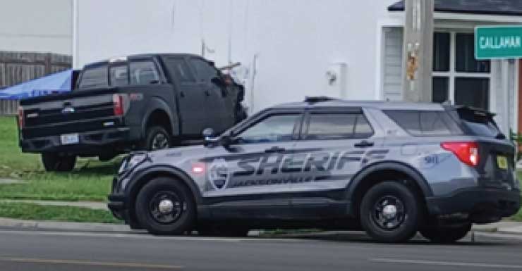 Camión se estrella contra la casa de una mujer en Jacksonville mientras ella estaba fuera con su familia
