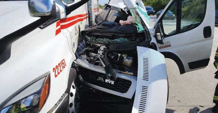 Camioneta queda partida por la mitad tras chocar contra un remolque de carga estacionado en la I-4, en el condado de Volusia