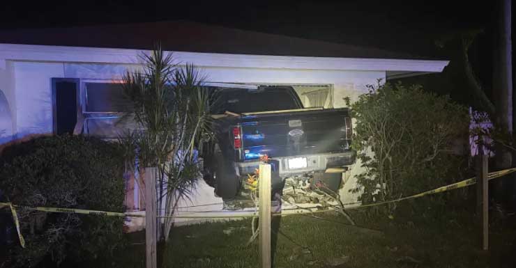 Camioneta se estrella contra una casa en Sarasota la madrugada del martes
