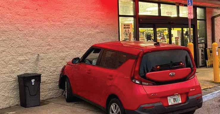 Conductor herido tras estrellar su vehículo contra una tienda Dollar General en Cantonment