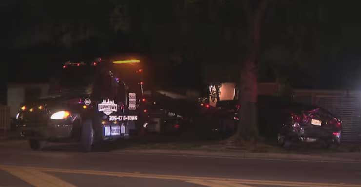 Conductor hospitalizado tras accidente que envía un vehículo contra una vivienda cerca del Design District