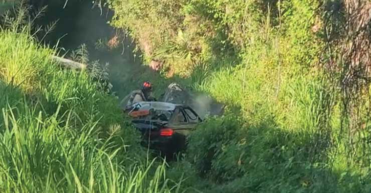 Conductor logra escapar de su vehículo antes de que se incendiara tras un choque en Sarasota