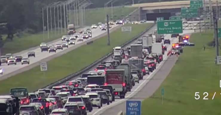 Conductor muere tras salirse de la I-4 y volcar su SUV en el condado de Volusia, informan las autoridades