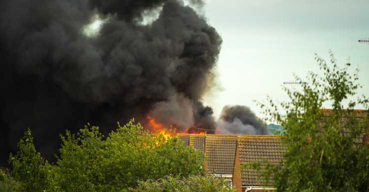 Equipos de emergencia combaten incendio de una casa rodante en una vivienda de Central Avenue en Fort Myers; no se reportan heridos