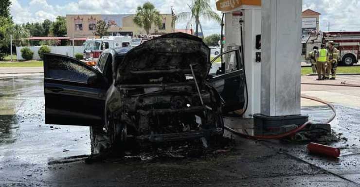 Equipos del Condado de Charlotte combaten incendio de vehículo en una gasolinera Circle K en Duncan Road