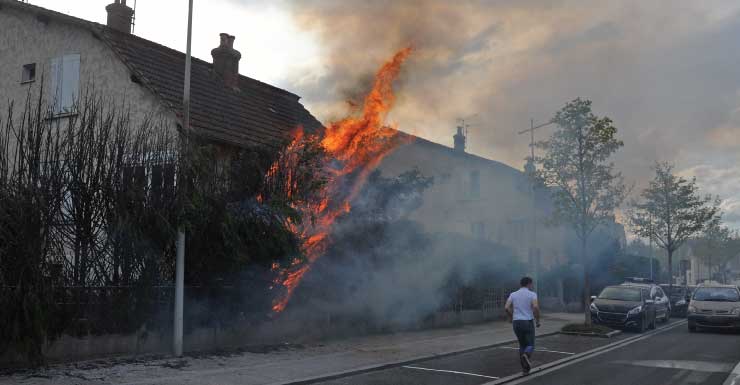 Equipos extinguen incendio en una vivienda de Lehigh Acres