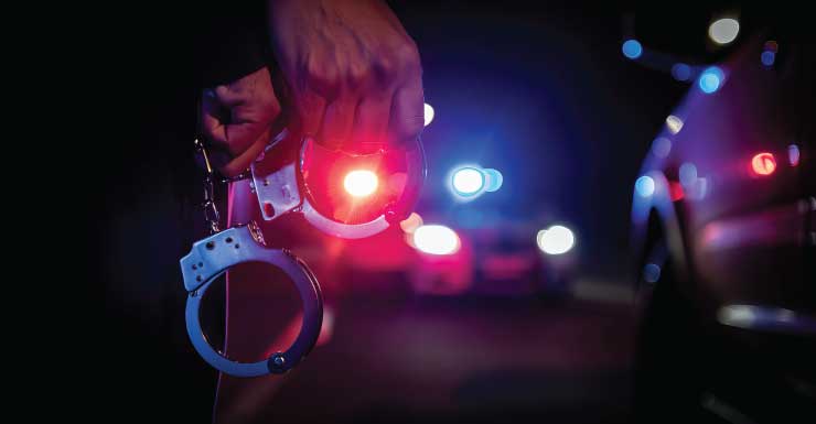 Hombre arrestado tras persecución policial; se estrelló con una casa rodante contra un árbol en el condado de Osceola