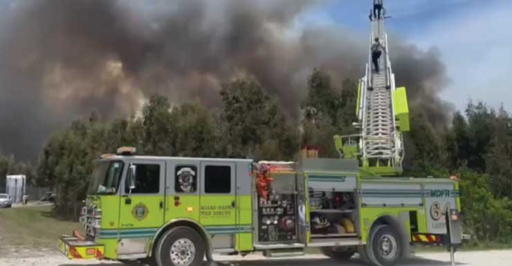 Hombre bombero hospitalizado tras sufrir reacción alérgica mientras combatía incendios de matorrales en el oeste de Miami-Dade; más de 18,000 acres han sido consumidos