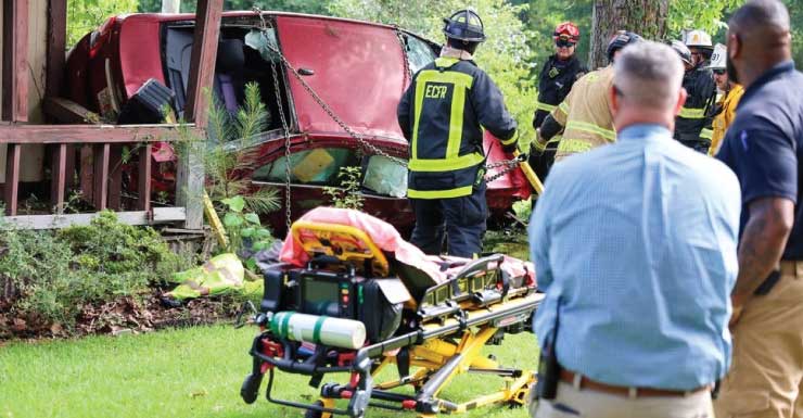 Hombre de 20 años muere tras chocar contra árboles y una vivienda en el condado de Escambia