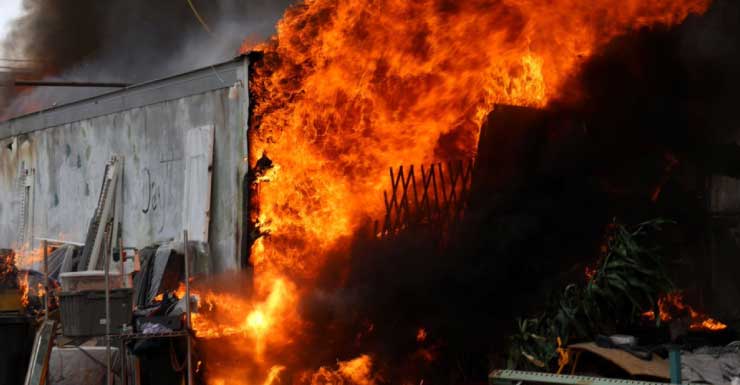 Incendio comercial de dos alarmas obliga al cierre de un tramo de South 50th Street en Tampa