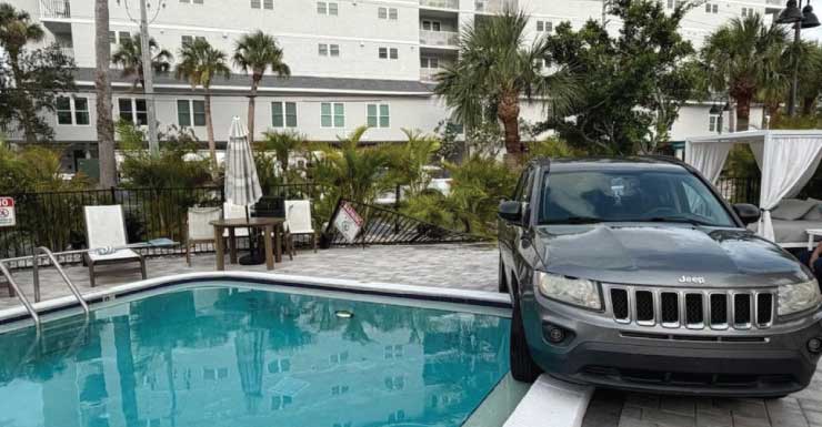 Jeep pierde el control, atraviesa una cerca y se detiene justo antes de una piscina CPD