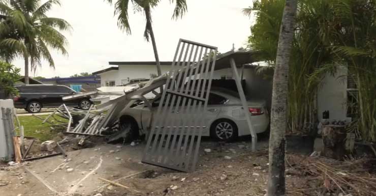 MDFR Auto choca contra una vivienda en el noroeste de Miami-Dade; se reportan lesiones leves