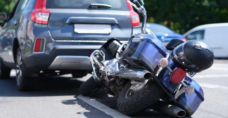 Motociclista en estado crítico tras chocar contra una carroza fúnebre en una funeraria de Miami-Dade