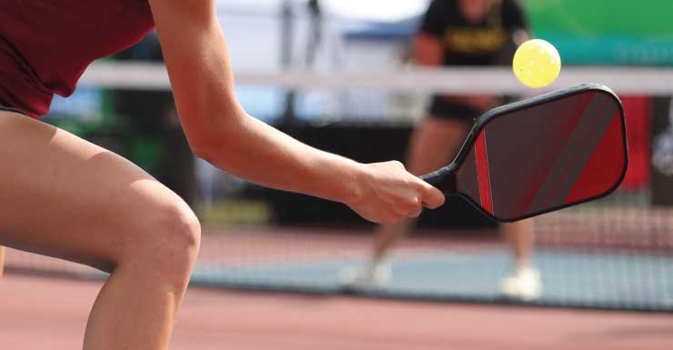 Mujer de 47 años utiliza una pala de pickleball como “arma mortal” para atacar a otro jugador durante una discusión, según los agentes