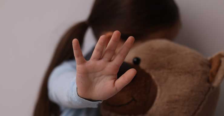 Mujer de Miami-Dade acusada de golpear a su hija y obligarla a comer de la basura