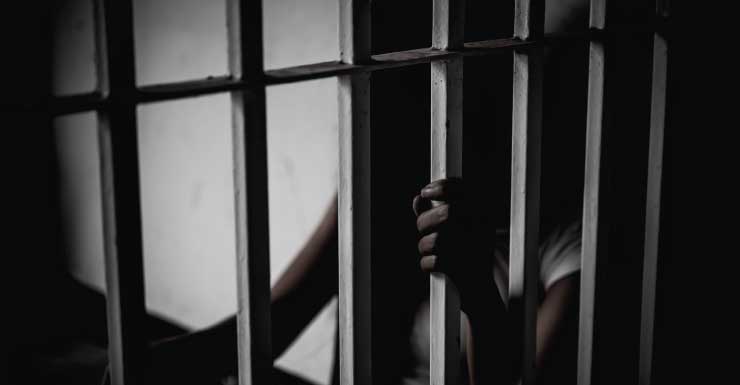 Mujer de Miami de 74 años es arrestada tras intentar atacar a su vecina por disputa de un paquete, según la policía