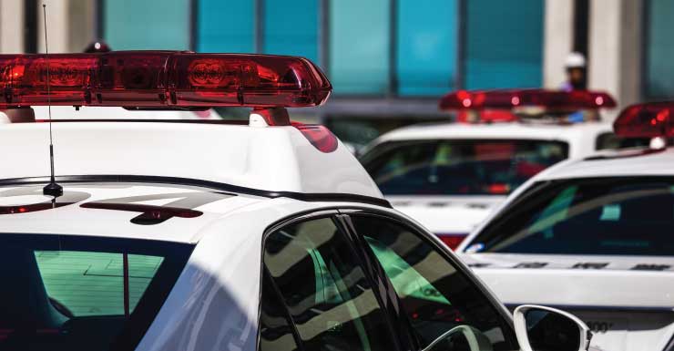 Mujer de Pensacola acusada de golpear y herir a dos niños con el mango metálico roto de una escoba