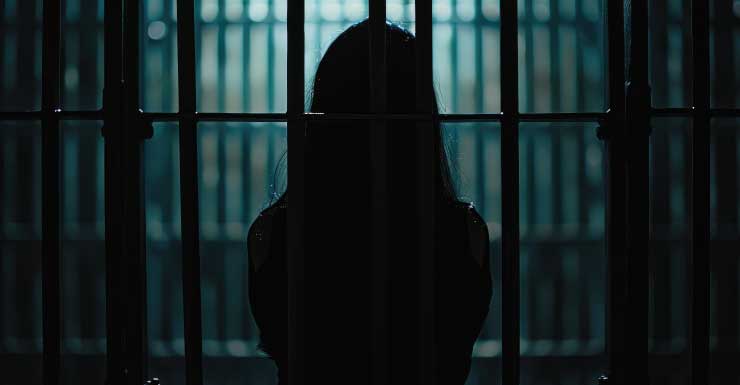 Mujer intoxicada es arrestada tras violentos ataques en la piscina de un complejo de apartamentos