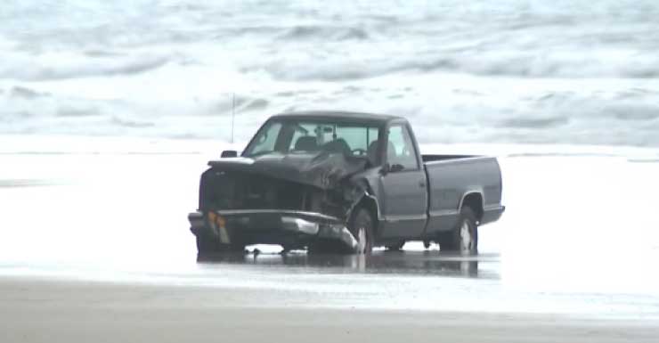 Mujer muere tras choque que destruyó caseta de peaje en acceso a playa de Daytona Beach Shores