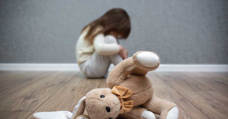 Niña de 2 años muere tras agresión de su madre en Gainesville