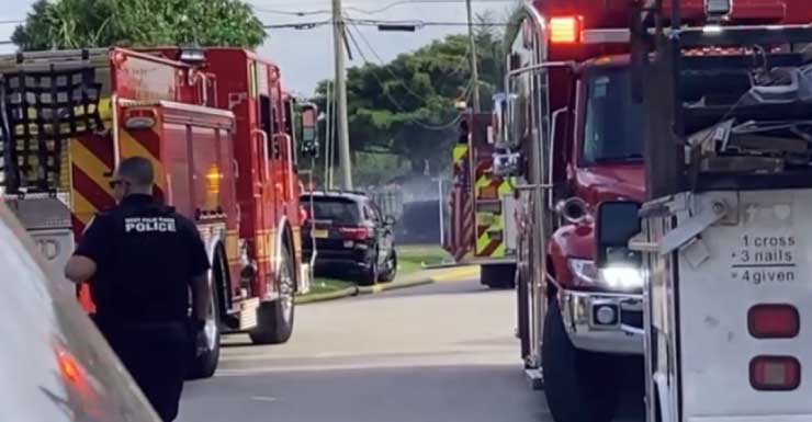 Tres vehículos se incendian después de que un automóvil que remolcaba un bote se prendiera fuego en West Palm Beach